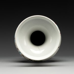 A Chinese famille rose yellow-ground vase with narrative design, Yongzheng — 照片 5