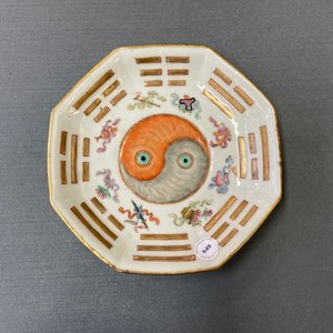 A Chinese famille rose 'Yin and Yang' bowl, Tongzhi mark and of the period — photo 8