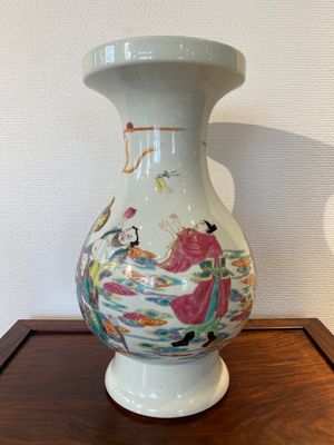 A Chinese famille rose Yongzheng-style vase, 20th C. — photo 1