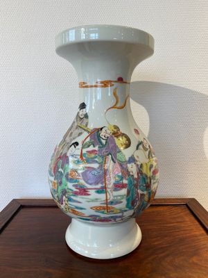 A Chinese famille rose Yongzheng-style vase, 20th C. — photo 2