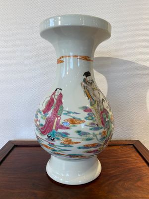 A Chinese famille rose Yongzheng-style vase, 20th C. — photo 3