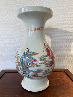 A Chinese famille rose Yongzheng-style vase, 20th C. — photo 4