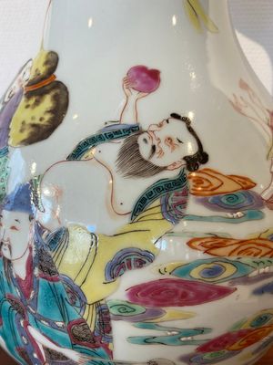 A Chinese famille rose Yongzheng-style vase, 20th C. — photo 7