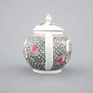 A Chinese famille rose Yongzheng teapot, 1722-1735 — photo 3