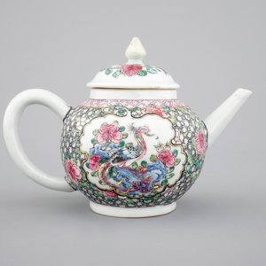 A Chinese famille rose Yongzheng teapot, 1722-1735 — photo 4