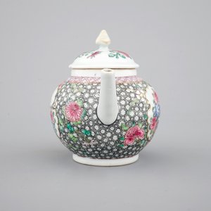 A Chinese famille rose Yongzheng teapot, 1722-1735 — photo 5