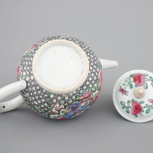 A Chinese famille rose Yongzheng teapot, 1722-1735 — photo 7