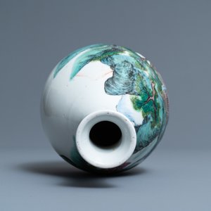 A Chinese famille rose 'yuhuchunping' vase with a mountainous landscape, 19/20th C. — 照片 6
