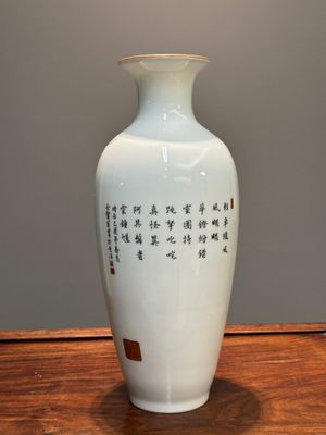 A Chinese famille rose 'Zhong Kui 鐘馗' vase, signed Yu Xianbin 余賢賓, Qianlong mark, dated 1945 — photo 2
