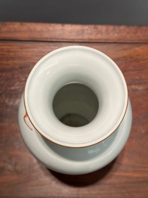 A Chinese famille rose 'Zhong Kui 鐘馗' vase, signed Yu Xianbin 余賢賓, Qianlong mark, dated 1945 — photo 3