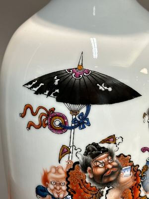 A Chinese famille rose 'Zhong Kui 鐘馗' vase, signed Yu Xianbin 余賢賓, Qianlong mark, dated 1945 — photo 6