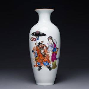 A Chinese famille rose 'Zhong Kui 鐘馗' vase, signed Yu Xianbin 余賢賓, Qianlong mark, dated 1945 — photo 1