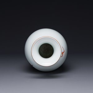 A Chinese famille rose 'Zhong Kui 鐘馗' vase, signed Yu Xianbin 余賢賓, Qianlong mark, dated 1945 — photo 5