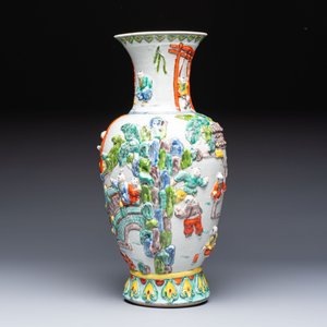 A Chinese famille verte '100 Boys' vase with relief design, 20th C. — photo 3