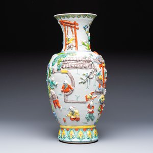 A Chinese famille verte '100 Boys' vase with relief design, 20th C. — photo 4