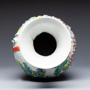 A Chinese famille verte '100 Boys' vase with relief design, 20th C. — photo 5