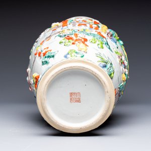 A Chinese famille verte '100 Boys' vase with relief design, 20th C. — photo 6