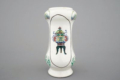 Un vase de forme albarello en porcelaine de Chine famille verte, 19ème