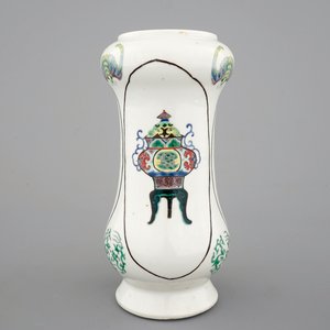 A Chinese famille verte albarello-shaped vase, 19th C. — 照片 1