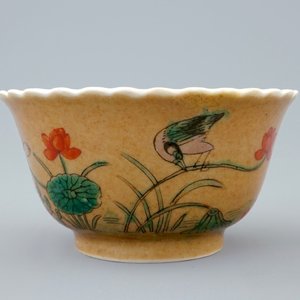 A Chinese famille verte and café au lait cup and saucer, Kangxi — 照片 4