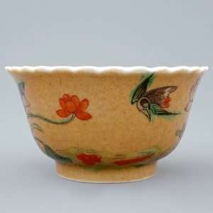 A Chinese famille verte and café au lait cup and saucer, Kangxi — 照片 7