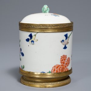 A Chinese famille verte and Japanese Kakiemon bronze-mounted jar and cover, Jiajing mark, 18/19th C. — photo 2