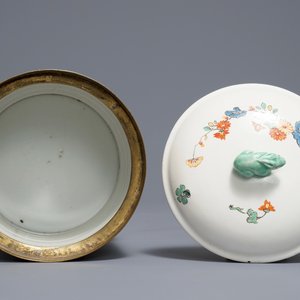 A Chinese famille verte and Japanese Kakiemon bronze-mounted jar and cover, Jiajing mark, 18/19th C. — photo 5