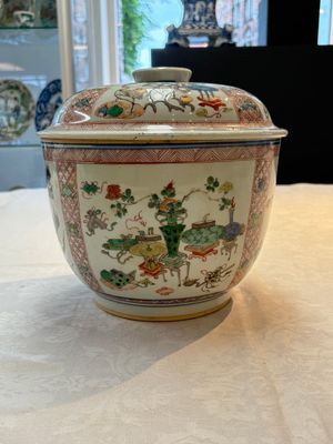 A Chinese famille verte 'antiquities' bowl and cover, Kangxi — photo 1