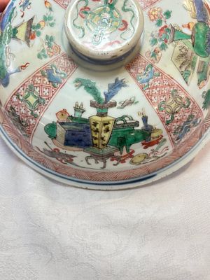 A Chinese famille verte 'antiquities' bowl and cover, Kangxi — photo 11