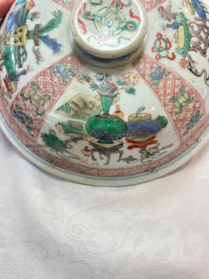 A Chinese famille verte 'antiquities' bowl and cover, Kangxi — photo 12