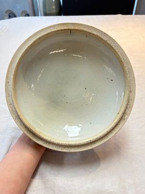 A Chinese famille verte 'antiquities' bowl and cover, Kangxi — photo 13