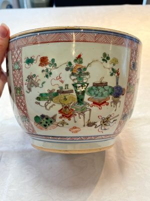 A Chinese famille verte 'antiquities' bowl and cover, Kangxi — photo 2