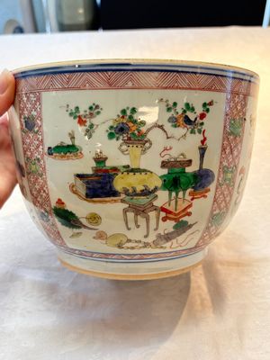 A Chinese famille verte 'antiquities' bowl and cover, Kangxi — photo 3