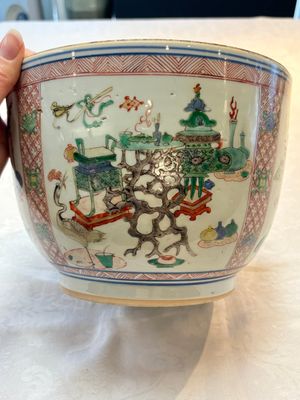 A Chinese famille verte 'antiquities' bowl and cover, Kangxi — photo 4