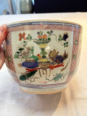 A Chinese famille verte 'antiquities' bowl and cover, Kangxi — photo 5