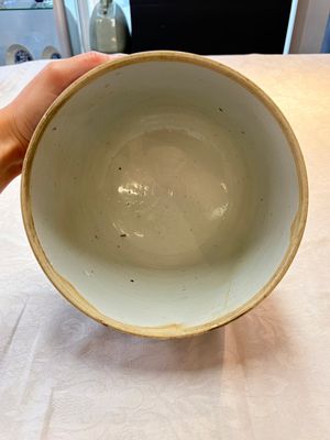 A Chinese famille verte 'antiquities' bowl and cover, Kangxi — photo 6