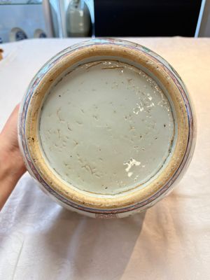 A Chinese famille verte 'antiquities' bowl and cover, Kangxi — photo 7