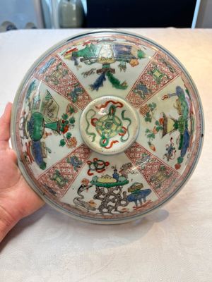 A Chinese famille verte 'antiquities' bowl and cover, Kangxi — photo 8