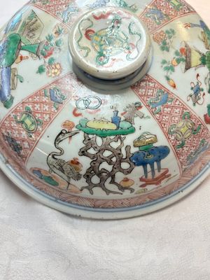 A Chinese famille verte 'antiquities' bowl and cover, Kangxi — photo 9