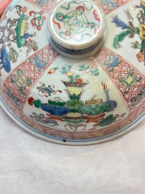 A Chinese famille verte 'antiquities' bowl and cover, Kangxi — photo 10