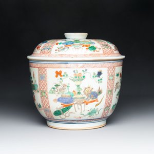 A Chinese famille verte 'antiquities' bowl and cover, Kangxi — photo 1