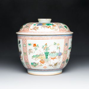 A Chinese famille verte 'antiquities' bowl and cover, Kangxi — photo 2