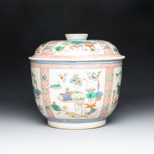 A Chinese famille verte 'antiquities' bowl and cover, Kangxi — photo 3