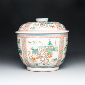 A Chinese famille verte 'antiquities' bowl and cover, Kangxi — photo 4