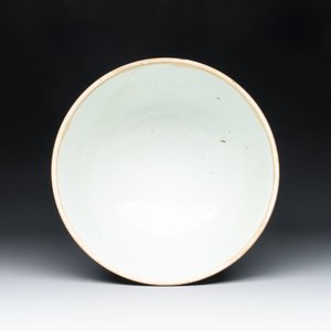 A Chinese famille verte 'antiquities' bowl and cover, Kangxi — photo 5