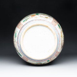 A Chinese famille verte 'antiquities' bowl and cover, Kangxi — photo 6