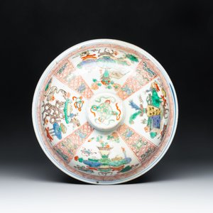 A Chinese famille verte 'antiquities' bowl and cover, Kangxi — photo 7