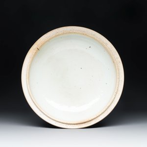A Chinese famille verte 'antiquities' bowl and cover, Kangxi — photo 8