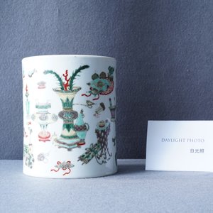 A Chinese famille verte 'antiquities' brush pot, Kangxi — 照片 8