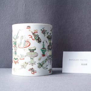 A Chinese famille verte 'antiquities' brush pot, Kangxi — 照片 9